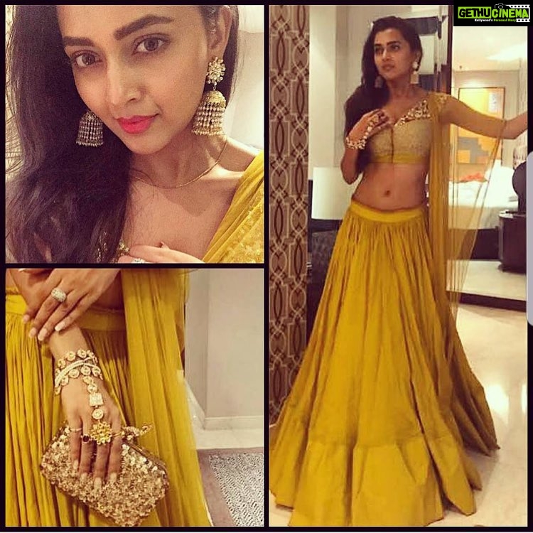 Tejasswi Prakash Instagram - #day2 #blurry Outfit by @thestylease Jewel by @justjeweleryindia @aquamarine_jewellery Clutch by @ru.saru Styled by @stylist_hemu Assisted by @_muskaan_dua @Shachi05 @Priya2102