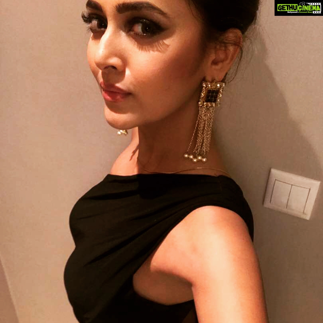Tejasswi Prakash Instagram - #throwback #look4 Outfit by @mischbcouture Jewel by @aquamarine_jewellery Clutch by @elcara_clutches Styled by @stylist_hemu Assisted by @_muskaan_dua @Shachi05 @priyanshi2102 Jakarta, Indonesia