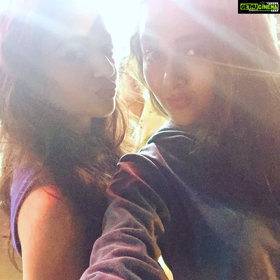 Tejasswi Prakash Instagram - So after starting the day with Maggie followed by samosa and then pakodas...we still thought something was missing... And here we are eating chaat post pack up...finally figured out🙈 #foodie @hellyshahofficial