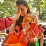 Tejasswi Prakash Instagram - Carrying my gannu back home :)