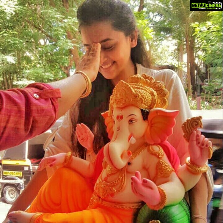 Tejasswi Prakash Instagram - Carrying my gannu back home :)