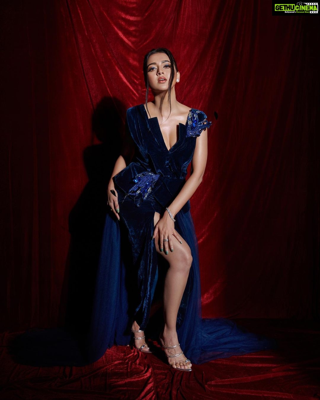 Tejasswi Prakash Instagram - Don’t tell people more than they need to know…sshhh🤫 . . . 📸 @visualaffairs_va Jewellery by @mozaati Heels by @londonrag_in Styled by @shrushti_216 Makeup by @sachinmakeupartist1 Hair by @hairbysharda . . . #blue #velvet #walk
