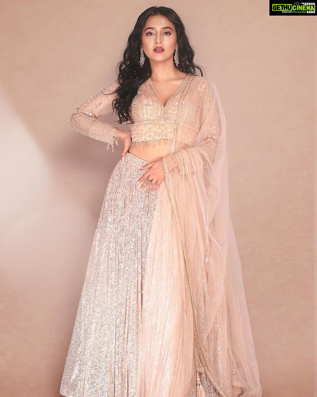 Tejasswi Prakash Instagram - Elegance in an Indian attire never goes out of trend π« . . Styled by @natashaabothra Style team @simstyles20 Outfit @kalkifashion Earrings @kushalsfashionjewellery Ring @aurnument Makeup by @sonamvaghani.mua Hairstylist @hairbyshardajadhav Photographer @ashish_ojha_photography . . #ootd #ootdinspo #fashion #style #stylish #tejasswiprakash