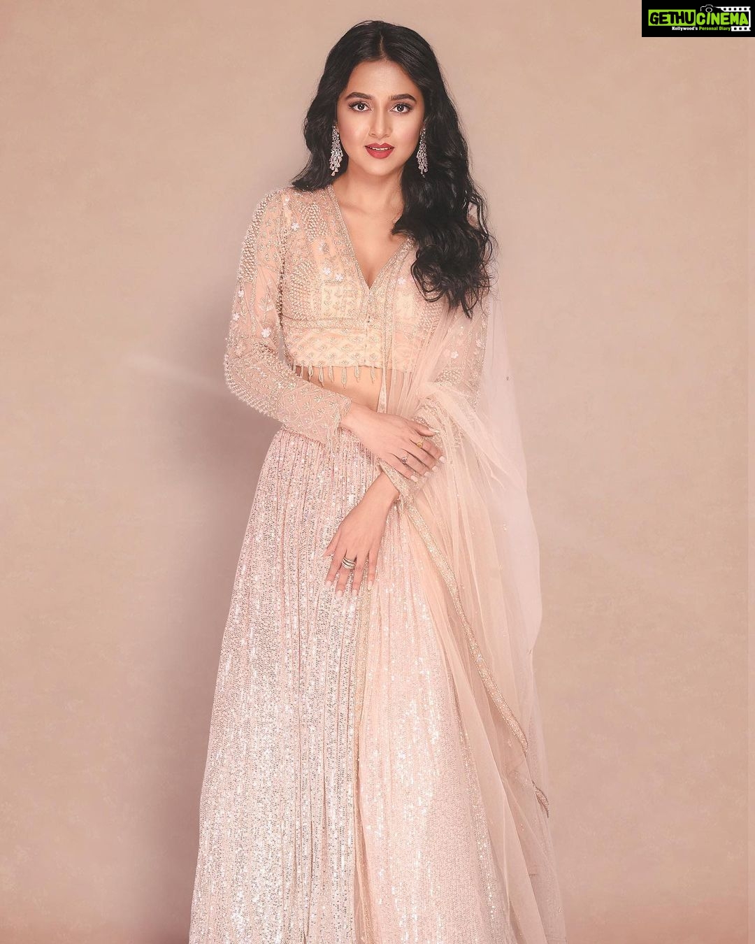 Tejasswi Prakash Instagram - Elegance in an Indian attire never goes out of trend π« . . Styled by @natashaabothra Style team @simstyles20 Outfit @kalkifashion Earrings @kushalsfashionjewellery Ring @aurnument Makeup by @sonamvaghani.mua Hairstylist @hairbyshardajadhav Photographer @ashish_ojha_photography . . #ootd #ootdinspo #fashion #style #stylish #tejasswiprakash