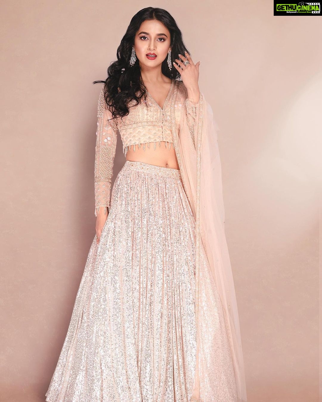 Tejasswi Prakash Instagram - Elegance in an Indian attire never goes out of trend π« . . Styled by @natashaabothra Style team @simstyles20 Outfit @kalkifashion Earrings @kushalsfashionjewellery Ring @aurnument Makeup by @sonamvaghani.mua Hairstylist @hairbyshardajadhav Photographer @ashish_ojha_photography . . #ootd #ootdinspo #fashion #style #stylish #tejasswiprakash