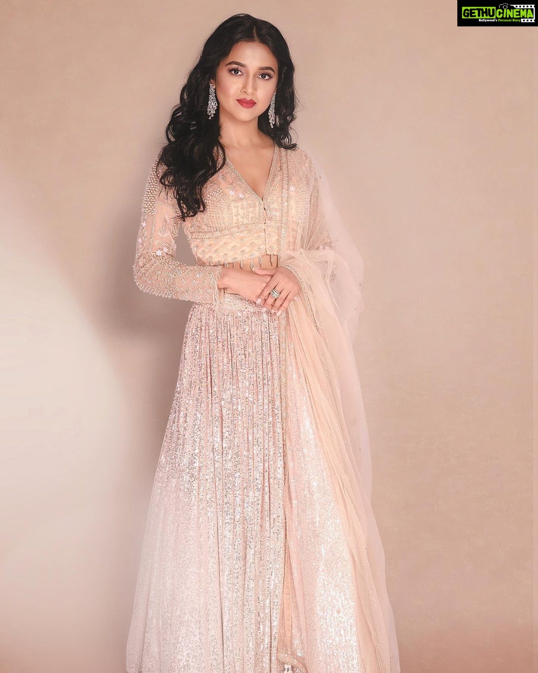 Tejasswi Prakash Instagram - Elegance in an Indian attire never goes out of trend π« . . Styled by @natashaabothra Style team @simstyles20 Outfit @kalkifashion Earrings @kushalsfashionjewellery Ring @aurnument Makeup by @sonamvaghani.mua Hairstylist @hairbyshardajadhav Photographer @ashish_ojha_photography . . #ootd #ootdinspo #fashion #style #stylish #tejasswiprakash