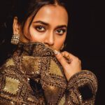 Tejasswi Prakash Instagram - Walk in your royalty 👸 . . . 📸 @iam_kunalverma Outfit by @rohitbalofficial Jewellery by @tyaanijewellery @satyanifinejewels Styled by @shrushti_216
