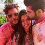 Tejasswi Prakash Instagram – lol yes we’re obsessed with each other and we fear people are gonna stop hanging with us anymore coz what’s the point??🤣😂 our first holi.. @anusoru thanks for making us twin 😘❤️