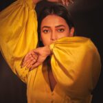 Tejasswi Prakash Instagram - Art of Life is to live with contentment! 😇 . . . 👗: @niira_by_as 🧣: @stylebysaachivj 🤝: @styledbynikinagda 📷: @smileplease_25 . . . #photoshoot #photooftheday #fashion #style #stylish #ootd #tejasswiprakash