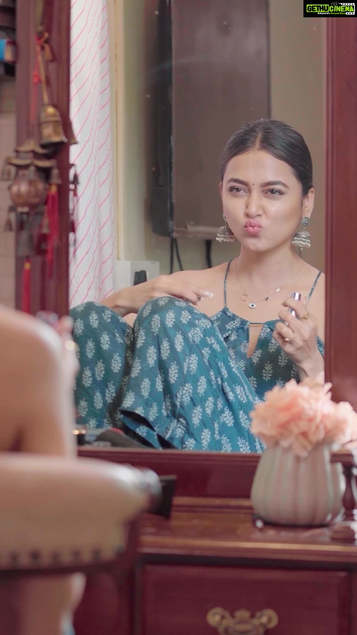 Tejasswi Prakash Instagram - Be it dancing or acting, I can always go “eeee" and smile with confidence. Vicco Vajradanti brings me #TrustedAyurveda in a brand new avatar, which keeps my teeth healthy & bright. Aap bhi Vicco ghar laye, taki aapke hamesha #daantgungunaye @viccolabs #vicco Shop for it right away https://amzn.to/3ybFW3e