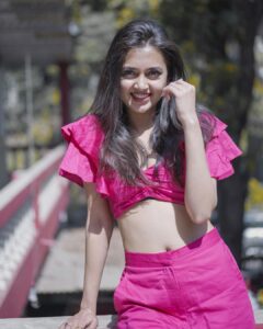 Tejasswi Prakash Instagram - Feeling pinkstatic🌸
.
.
.
👗: @seduirebymahimamadaan
💎: @ethnicandaz 
🧣: @stylebysaachivj 
🤝: @styledbynikinagda 
.
.
.
#pink #fantastic #prettyinpink #instagood #stylefile #tejasswiprakash
