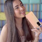 Tejasswi Prakash Instagram - vivo V23e in Sunshine Gold colour – This is the perfect gift! It has a 44MP Eye Autofocus Selfie Camera and an Ultra-Slim Flourite AG glass design. Avail exciting offers on your purchase. Visit @vivo_india and buy now. Ready for selfies? @kkundrra #DelightEveryMoment