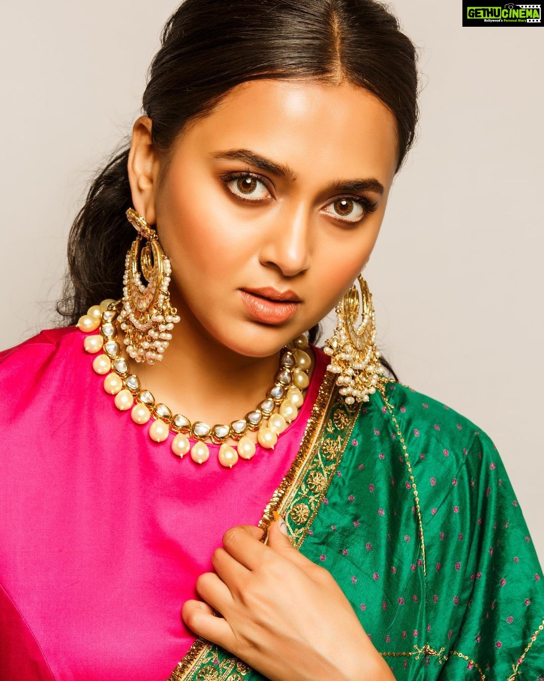 Tejasswi Prakash Instagram - Mainu lageya Allah ne awaaz maari Bulaya mainu, Tu si sajna ❤️ . . . 📸 @iam_kunalverma Styled- @shaleenanathani Saree: @raw_mango Earrings- @aquamarine_jewellery Necklace: @minerali_store Makeup: @sonamvaghani.mua Hair: @hairbysharda