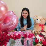 Tejasswi Prakash Instagram - Help me pamper my love with some lovely gifts!!❤️ K..uchh batao yar, k..ya gift du main unhe 😉?? IGP.com pr jao aur mujhe batao comments mein! 😌 @igpcom #Collaboration #IGP #ValentinesDay #ValentinesWeek #CelebrateLove #ValentinesGifts