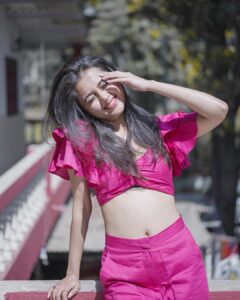 Tejasswi Prakash Instagram - Feeling pinkstatic🌸
.
.
.
👗: @seduirebymahimamadaan
💎: @ethnicandaz 
🧣: @stylebysaachivj 
🤝: @styledbynikinagda 
.
.
.
#pink #fantastic #prettyinpink #instagood #stylefile #tejasswiprakash