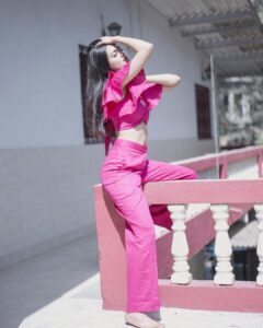 Tejasswi Prakash Instagram - Feeling pinkstatic🌸
.
.
.
👗: @seduirebymahimamadaan
💎: @ethnicandaz 
🧣: @stylebysaachivj 
🤝: @styledbynikinagda 
.
.
.
#pink #fantastic #prettyinpink #instagood #stylefile #tejasswiprakash