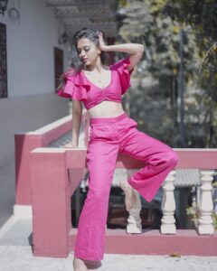 Tejasswi Prakash Instagram - Feeling pinkstatic🌸
.
.
.
👗: @seduirebymahimamadaan
💎: @ethnicandaz 
🧣: @stylebysaachivj 
🤝: @styledbynikinagda 
.
.
.
#pink #fantastic #prettyinpink #instagood #stylefile #tejasswiprakash