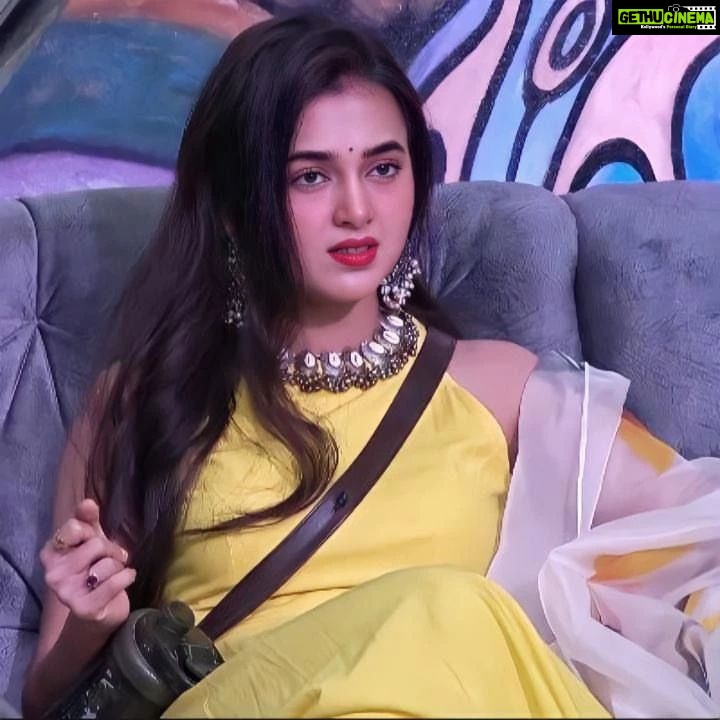 Tejasswi Prakash Instagram - Dressed in yellow, she says hello π₯°π . . . π: @lavanyathelabel π: @rubansaccessories π§£: @stylebysaachivj π€: @styledbynikinagda @nehha_o @sanzimehta777 . . . #instagood #explore #fyp #tejasswiprakash #tejatroops #tcrew #biggboss #biggboss15 #bb #bb15 #salmankhan @voot @vootselect @colorstv @endemolshineind