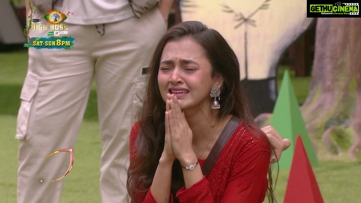 Tejasswi Prakash Instagram - Connections beyond distance and proximity!! Heart Melting moment... More power to Teja and Pratik. How excited are you to see this ? . . . π @inaayatbysugandha π: @rubansaccessories π§£: @stylebysaachivj π€: @styledbynikinagda @nehha_o @sanzimehta777 . . . #instagood #explore #fyp #tejasswiprakash #tejatroops #biggboss #biggboss15 #bb #bb15 #salmankhan @voot @vootselect @colorstv @endemolshineind