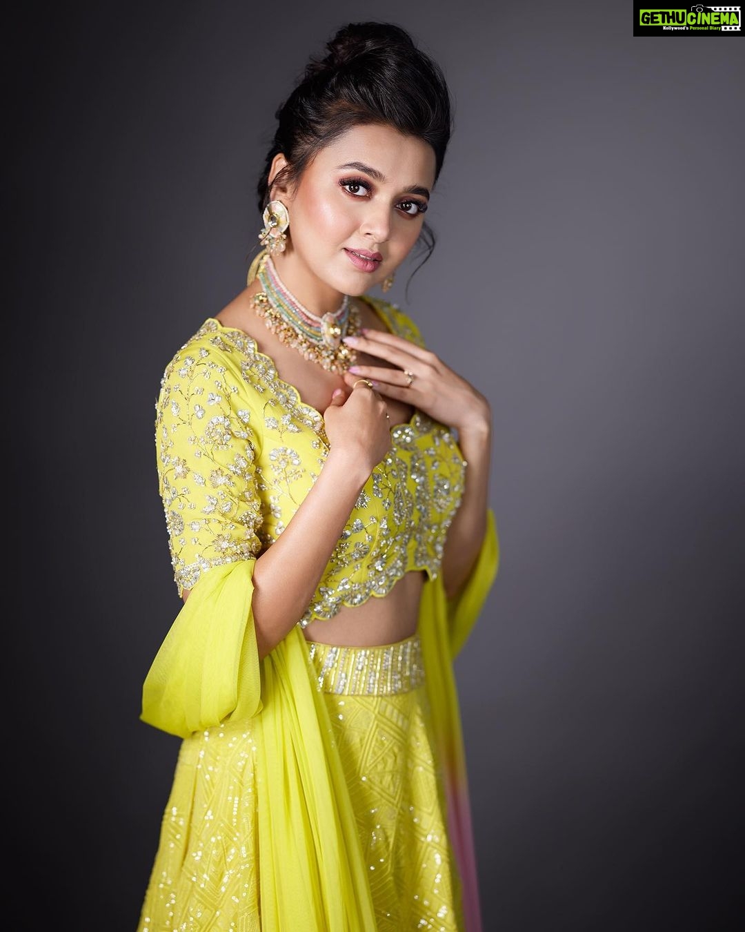Tejasswi Prakash Instagram - May you rise high just like the colorful kites in the sky. Wishing you all a very happy Makar Sankranti! πͺ . . . πΈ: @prashantsamtani π: @byou.in π: @sionnahpretcouture π: @rubansaccessories π§£: @stylebysaachivj π€: @styledbynikinagda @nehha_o @sanzimehta777 ππ»ββοΈ : @stylistsony . . . #makarsankranti #happymakarsankranti #instagood #explore #fyp #tejasswiprakash #tejatroops #biggboss #biggboss15 #bb #bb15 #salmankhan @voot @vootselect @colorstv @endemolshineind