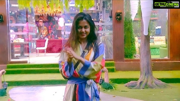 Tejasswi Prakash Instagram - Haaye Chaka Chak, Chak Chak Hai Tu; Haaye Chaka Chak, Chak Chak Hu Main! ⭐️ . . . 👗: @closet.hues 🧣: @stylebysaachivj 🤝: @styledbynikinagda @nehha_o @sanzimehta777 . . . #instagood #explore #fyp #tejasswiprakash #tejatroops #biggboss #biggboss15 #bb #bb15 #salmankhan @voot @vootselect @colorstv @endemolshineind