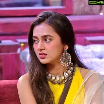 Tejasswi Prakash Instagram - Dressed in yellow, she says hello π₯°π . . . π: @lavanyathelabel π: @rubansaccessories π§£: @stylebysaachivj π€: @styledbynikinagda @nehha_o @sanzimehta777 . . . #instagood #explore #fyp #tejasswiprakash #tejatroops #tcrew #biggboss #biggboss15 #bb #bb15 #salmankhan @voot @vootselect @colorstv @endemolshineind