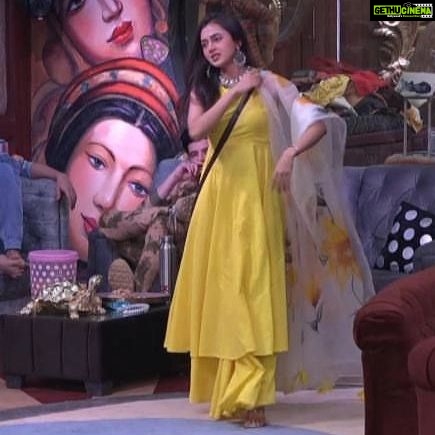 Tejasswi Prakash Instagram - Dressed in yellow, she says hello π₯°π . . . π: @lavanyathelabel π: @rubansaccessories π§£: @stylebysaachivj π€: @styledbynikinagda @nehha_o @sanzimehta777 . . . #instagood #explore #fyp #tejasswiprakash #tejatroops #tcrew #biggboss #biggboss15 #bb #bb15 #salmankhan @voot @vootselect @colorstv @endemolshineind