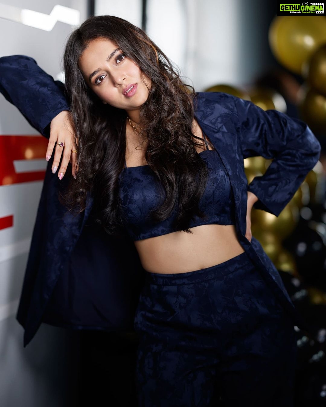 Tejasswi Prakash Instagram - Happy New Year Teja Troop, have a fun filled 2022 ahead! β€β¨ . . . πΈ: @prashantsamtani π: @officially_taha π: @thejstudioo π§£: @stylebysaachivj π€: @sanzimehta777 @nehha_o @styledbynikinagda π: @madhura_makeupnhair π±π»ββοΈ: @gadade.asha π: @influencer.city . . . #newyear #2022 #fashion #style #stylish #fashionable #fashionbuzz #fashionfever #instagood #explore #fyp #tejasswiprakash #tejatroops #biggboss #biggboss15 #bb #bb15 #salmankhan @voot @vootselect @colorstv @endemolshineind
