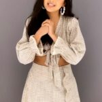 Tejasswi Prakash Instagram – Your love will get the Bigg Boss trophy in Tejasswi’s hands. Don’t wait, go on Voot and Vote for Teja NOW!! ❤
.
.
.
👗: @leisureloomindia 
💎: @itahdnura @thejstudioo 
🧣: @stylebysaachivj 
🤝: @styledbynikinagda @nehha_o @sanzimehta777 
💆🏻‍♀️ : @stylistsony 
.
.
.
#sparkle #shine #neveradullmoment #instagood #explore #fyp #tejasswiprakash #tejatroops #biggboss #biggboss15 #bb #bb15  #salmankhan @voot @vootselect @colorstv @endemolshineind