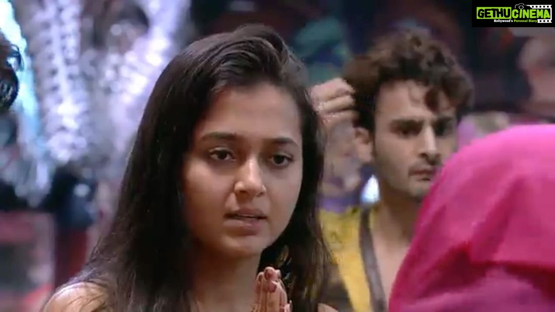 Tejasswi Prakash Instagram - Tejasswi has been cooking in the BB15 House, rationing food and being in charge of the kitchen ever since the beginning! She has always cared about the money spent by the BB team and thus discarding the rotten food was all that she could do, by not risking other people's health. . . . π: @periwinkley_shop π§£:@stylebysaachivj π€: @styledbynikinagda @nehha_o @sanzimehta777 . . . #target #staystrong #tejasswiistheboss #instagood #explore #fyp #tejasswiprakash #tejatroops #biggboss #biggboss15 #bb #bb15 #salmankhan @voot @vootselect @colorstv @endemolshineind