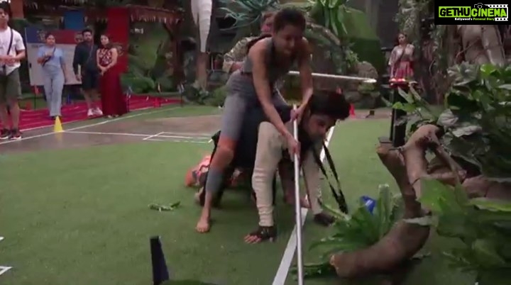 Tejasswi Prakash Instagram - Warrior who doesn't give up until last minute. Tejasswi proved her spirit of winning in this task. Did you like it?? . . . π: @clovia_fashions π§£: @stylebysaachivj π€: @styledbynikinagda @nehha_o @sanzimehta777 . . . #taskmaster #champion #winner #instagood #explore #fyp #tejasswiprakash #tejatroops #biggboss #biggboss15 #bb #bb15 #salmankhan @voot @vootselect @colorstv @endemolshineind