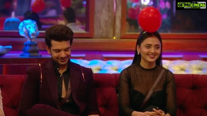 Tejasswi Prakash Instagram - #ThrowbackThursday: Teja ko ghar raas aaya π Thank you @maheshmanjrekar for such kind words! π . . . π: @worldofasra π: @miranabymegha π§£: @stylebysaachivj π€: @styledbynikinagda @nehha_o @sanzimehta777 . . . #tbt #maheshmanjrekar #gratitude #blessed #instagood #explore #fyp #tejasswiprakash #tejatroops #biggboss #biggboss15 #bb #bb15 #salmankhan @voot @vootselect @colorstv @endemolshineind