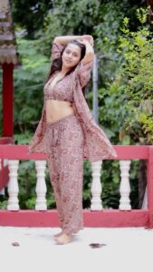 Tejasswi Prakash Instagram - Here’s a surprise treat for all our #Tejatroops out there♥️ . . . 👗: @smisingbee 🧣: @styledbyhenal . . . #roopsuhanachallenge #roopsuhana #treat #dance #dancereel #feelkaroreelkaro #feelitreelit #reelsinstagram #tejasswiprakash #biggboss #biggboss15 @voot @vootselect @colorstv @endemolshineind