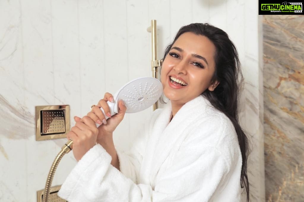 Tejasswi Prakash Instagram - Being an actress, I’m required to wear makeup daily and I’m always worried about the effects which it has on my skin. I crave that perfect glow but facial rollers and Gua sha don’t help! Thankfully, I have discovered the @kohler_india switch hand shower which has a stimulating spray massage setting that increases blood circulation and makes my face glow from within. #Kohler #KohlerSwitchHandShower @goodhomesmagazine . . . #skincare #dailycare #routine #instagood #instadaily #explore #fyp #tejasswiprakash #tejatroops #biggboss #biggboss15 #bb #bb15