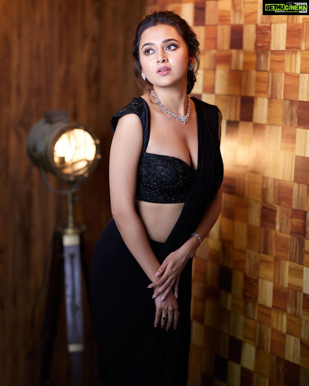 Tejasswi Prakash Instagram - Looking forward to today's Weekend Ka Vaar!! A little birdie told us tonight is going to be a good good night!! . . . πΈ: @prashantsamtani π: @shashankchelmilla π: @blingvine π§£: @stylebysaachivj Team: @sanzimehta777 @nehha_o @styledbynikinagda π: @madhura_makeupnhair π±π»ββοΈ: @gadade.asha π: @influencer.city . . . #weekendkavaar #black #blacksaree #womensfashion #style #explore #fyp #instagood #instadaily #tejasswiprakash #teejatroops #biggboss15 #biggboss #bb15 #colours #colourstv @colorstv @voot @vootselect @endemolshineind