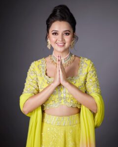 Tejasswi Prakash Instagram - May the good triumph over evil; and may you achieve the strength and courage to follow the path of righteousness just like our Teja and her game in the BB house! Wishing you a very Happy Dussehra! 😇 . . . 📸: @prashantsamtani 📍: @byou.in 👗: @sionnahpretcouture 💎: @rubansaccessories 🧣: @stylebysaachivj 🤝: @styledbynikinagda @nehha_o @sanzimehta777 💆🏻‍♀️ : @stylistsony . . . #dussehra #happydussehra #wishes #navratri #ramnavmi #navratrispecial #explore #fyp #instagood #tejasswiprakash #tejatroops #biggboss #biggboss15 #bb #bb15 #salmankhan @voot @vootselect @colorstv @endemolshineind