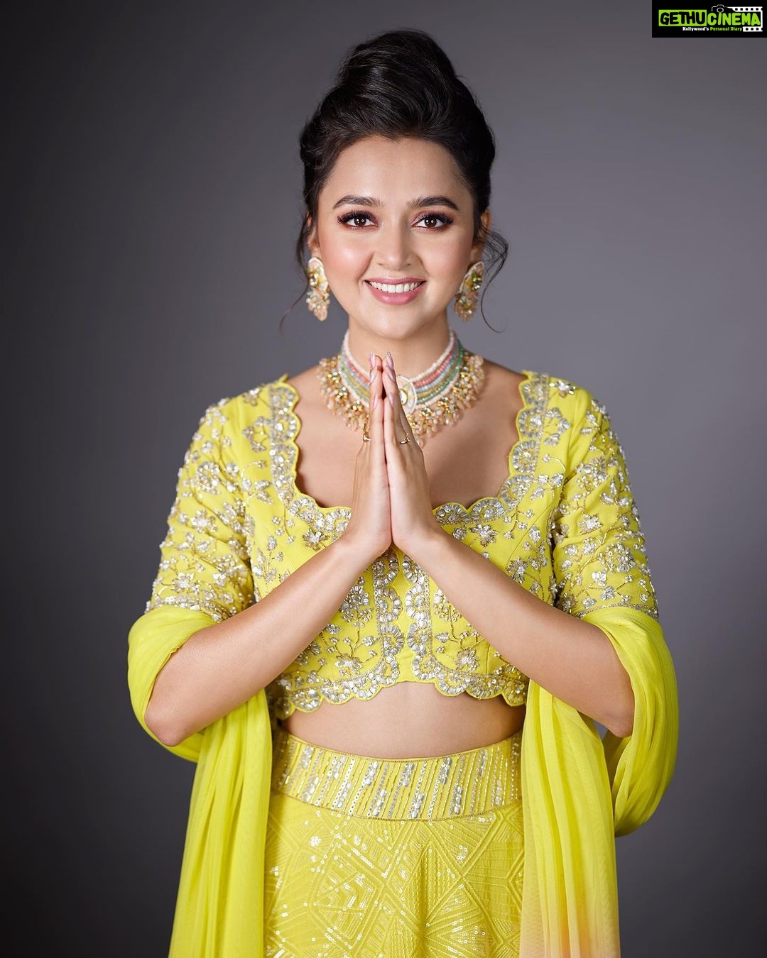 Tejasswi Prakash Instagram - May the good triumph over evil; and may you achieve the strength and courage to follow the path of righteousness just like our Teja and her game in the BB house! Wishing you a very Happy Dussehra! 😇 . . . 📸: @prashantsamtani 📍: @byou.in 👗: @sionnahpretcouture 💎: @rubansaccessories 🧣: @stylebysaachivj 🤝: @styledbynikinagda @nehha_o @sanzimehta777 💆🏻♀️ : @stylistsony . . . #dussehra #happydussehra #wishes #navratri #ramnavmi #navratrispecial #explore #fyp #instagood #tejasswiprakash #tejatroops #biggboss #biggboss15 #bb #bb15 #salmankhan @voot @vootselect @colorstv @endemolshineind