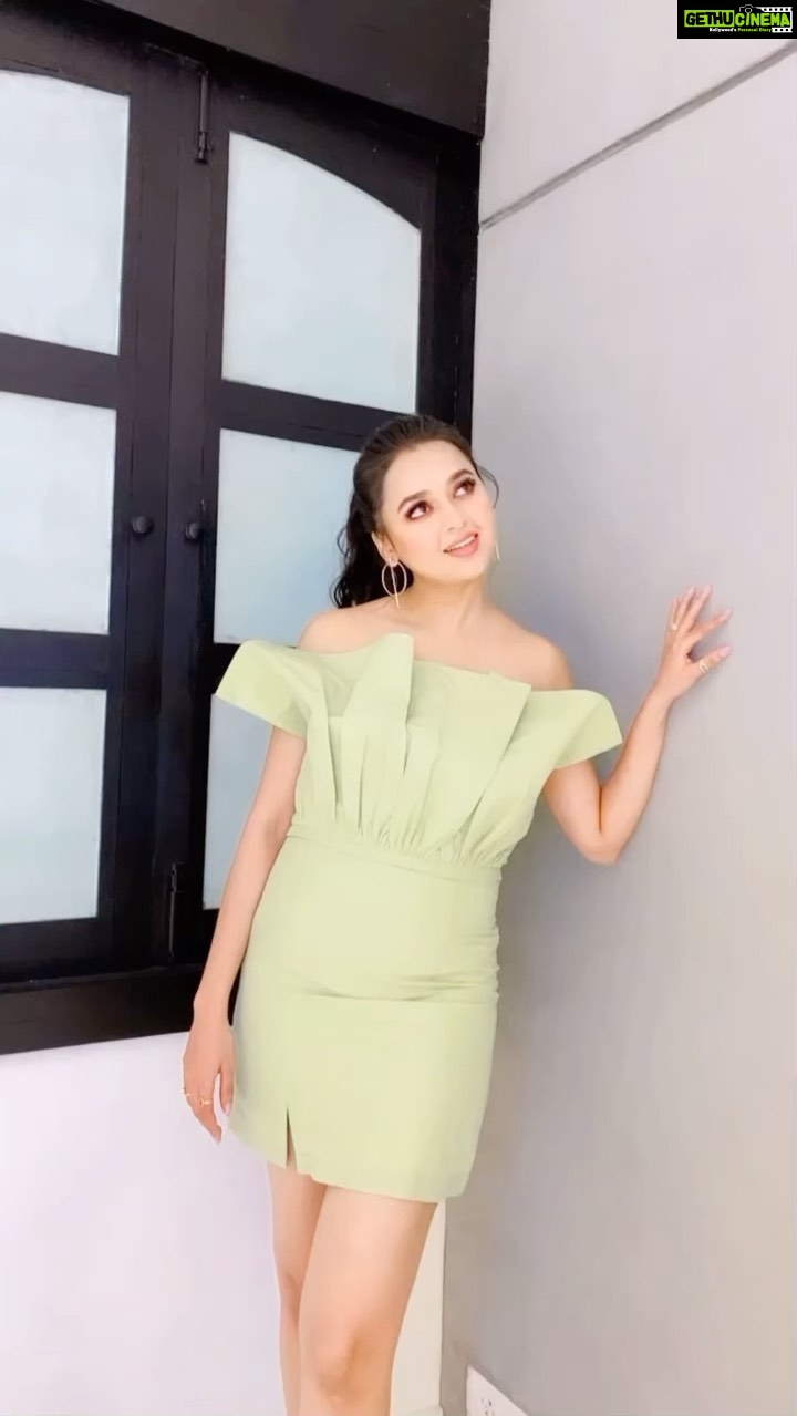 Tejasswi Prakash Instagram - The excitement of meeting @beingsalmankhan today!!!! Aaj unse milna hai hume 🥰 🥰 🥰 . . . 📍: @byou.in 👗: @kmlabel 💎: @itahdnura 🧣: @stylebysaachivj 🤝: @styledbynikinagda @nehha_o @sanzimehta777 💆🏻♀️ : @stylistsony . . . #salmankhan #aajunsemilnahai #weekendkavaar #firstweekendkavaar #feelkaroreelkaro #feelitreelit #explore #reelsinstagram #tejasswiprakash #tejatroops #biggboss #biggboss15 #bb #bb15 #voot #vootselect #colors #viacom