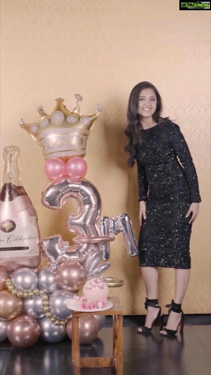 Tejasswi Prakash Instagram - 3 Million π #loveyouall . . . π: @influencer.city π: @madhura_makeupnhair π±π»ββοΈ: @gadade.asha π: @yummylicious_bymonica π: @uniqe_balloons_decoration . . . #3million #family #love #dilkokaraaraaya #gratitude #thankyou #blessed #feelitreelit #explore #fyp #feelkaroreelkaro #tejatroops #biggboss15 #voot #vootselect #endemolshine #colors #colorstv #reelsinstagram #reels
