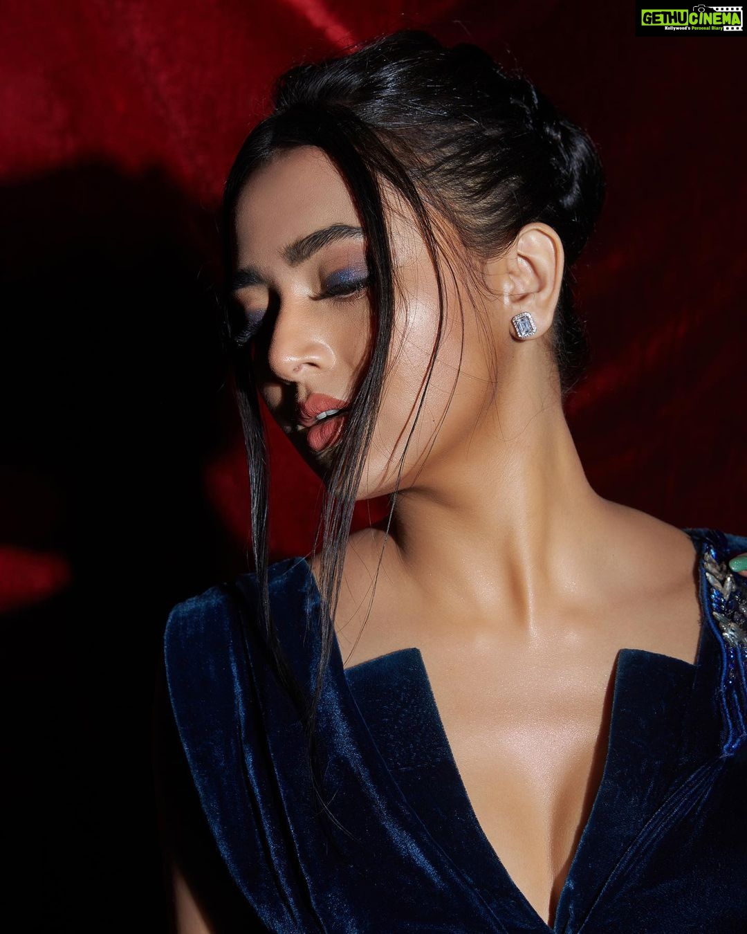 Tejasswi Prakash Instagram - Don’t tell people more than they need to know…sshhh🤫 . . . 📸 @visualaffairs_va Jewellery by @mozaati Heels by @londonrag_in Styled by @shrushti_216 Makeup by @sachinmakeupartist1 Hair by @hairbysharda . . . #blue #velvet #walk