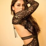 Tejasswi Prakash Instagram - Looking at ya scrolling through the feed like… . . . 📸 @ashish_ojha_photography Styled by @sharyumahale Makeup @ansarisharfuddin Hair @zulekha333 . . . #stare #glam #black