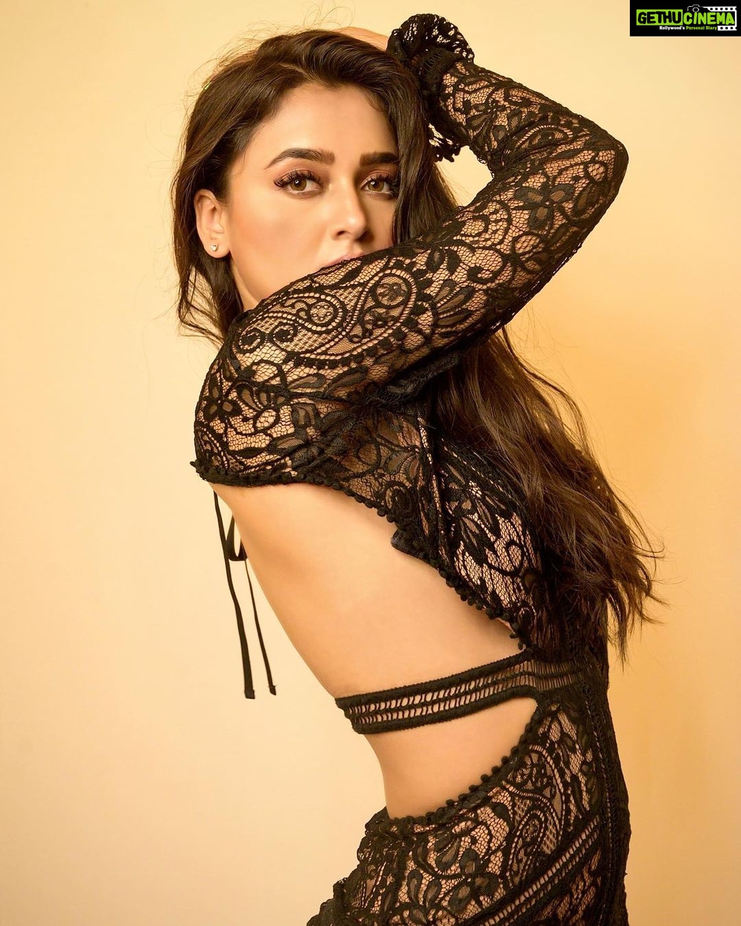 Tejasswi Prakash Instagram - Looking at ya scrolling through the feed like… . . . 📸 @ashish_ojha_photography Styled by @sharyumahale Makeup @ansarisharfuddin Hair @zulekha333 . . . #stare #glam #black