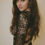 Tejasswi Prakash Instagram - Yeh mera deewanapan hai 🖤 . . . 📸 @ashish_ojha_photography Styled by @sharyumahale Makeup @ansarisharfuddin Hair @zulekha333 . . . #stare #glam #black