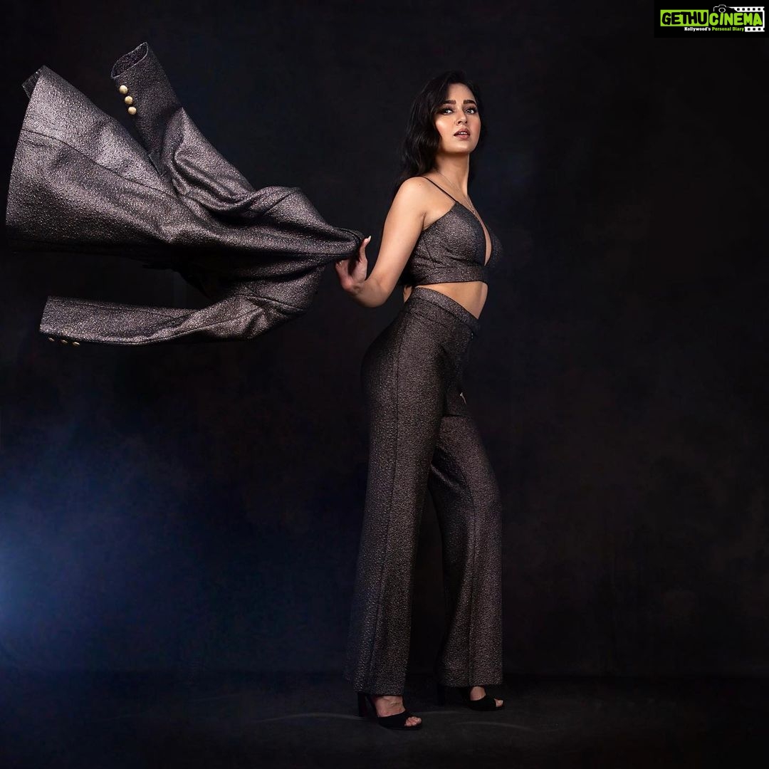 Tejasswi Prakash Instagram - *Crush walks by* Friends : Act natural Me : . . . ๐ธ @ashish_ojha_photography Outfit: @ranbirmukherjeeofficial Stylist: @stylebysaachivj Asst. Stylist: @styledbynikinagda @sanzimehta777 Makeup @ansarisharfuddin Hair @zulekha333 . . . #dark #shoot #pose