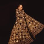 Tejasswi Prakash Instagram - Walk in your royalty 👸 . . . 📸 @iam_kunalverma Outfit by @rohitbalofficial Jewellery by @tyaanijewellery @satyanifinejewels Styled by @shrushti_216