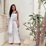 Tejasswi Prakash Instagram - “Baaya jara bandra chaloge” xD . . . Stylist: @styledbyhenal Outfit: @shristichetani.kolkata PR: @tlmconsultancy