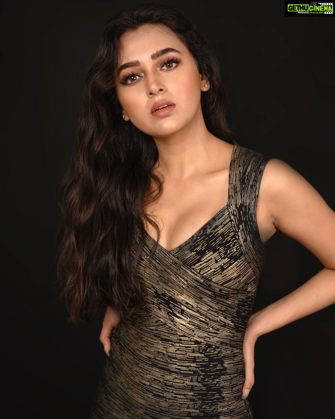 Tejasswi Prakash Instagram - Ditchin the basics… . . . 📸 @ashish_ojha_photography Styled by @sharyumahale Makeup @ansarisharfuddin Hair @zulekha333 . . . #fridaymood #weekendvibes #love