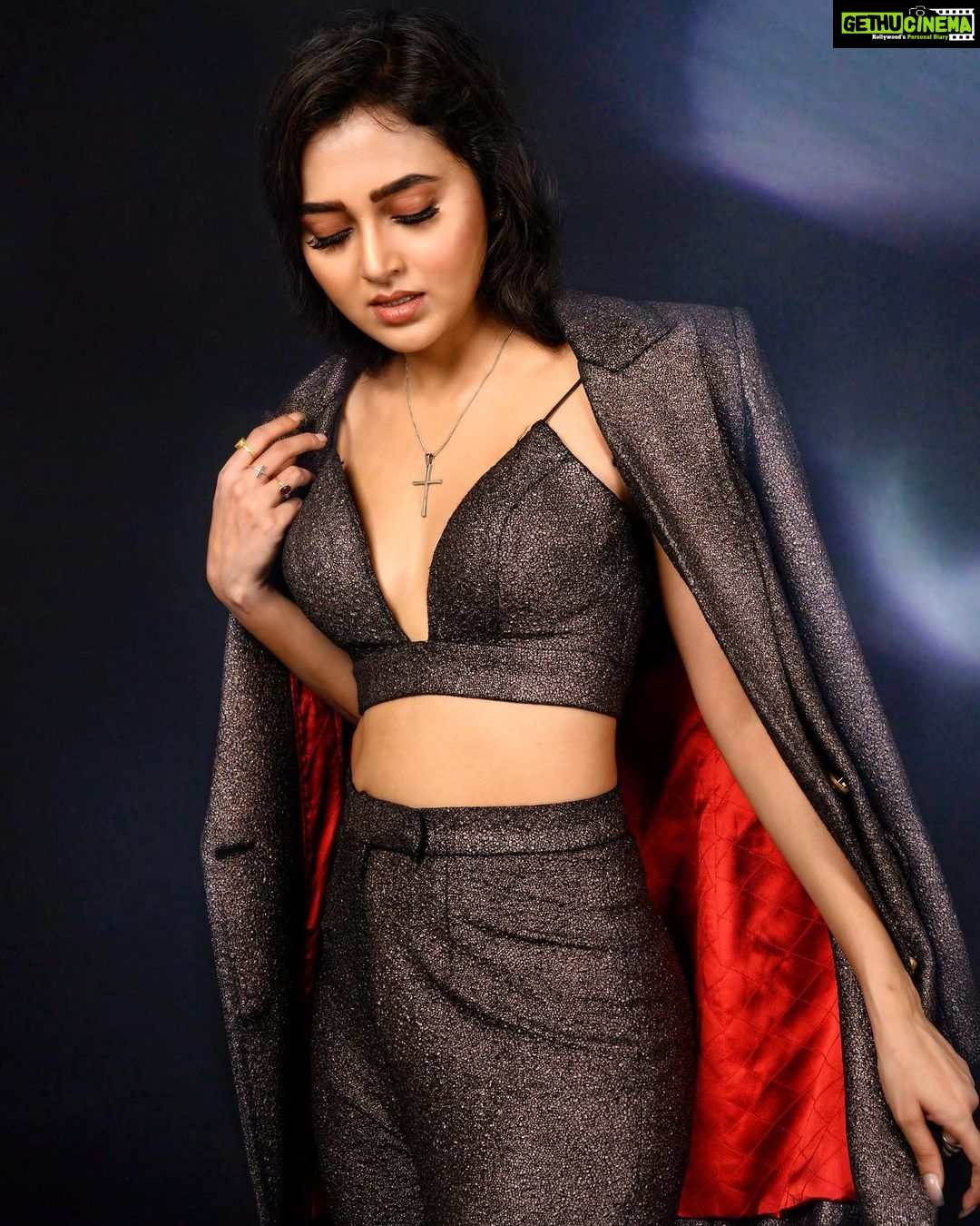 Tejasswi Prakash Instagram - *Crush walks by* Friends : Act natural Me : . . . ๐ธ @ashish_ojha_photography Outfit: @ranbirmukherjeeofficial Stylist: @stylebysaachivj Asst. Stylist: @styledbynikinagda @sanzimehta777 Makeup @ansarisharfuddin Hair @zulekha333 . . . #dark #shoot #pose