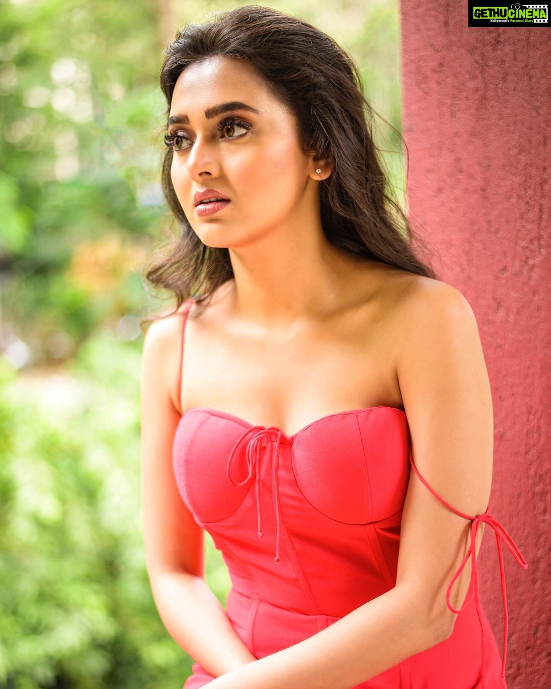 Tejasswi Prakash Instagram - Making the most of a bright sunny day 🌸✨ . . . 📸 @ashish_ojha_photography Outfit: @reemaanandlabel Stylist: @stylebysaachivj Asst. Stylist: @sanzimehta777 Makeup @ansarisharfuddin @rehmanshiledar hair@zulekha333 . . . #rains #outdoors #love