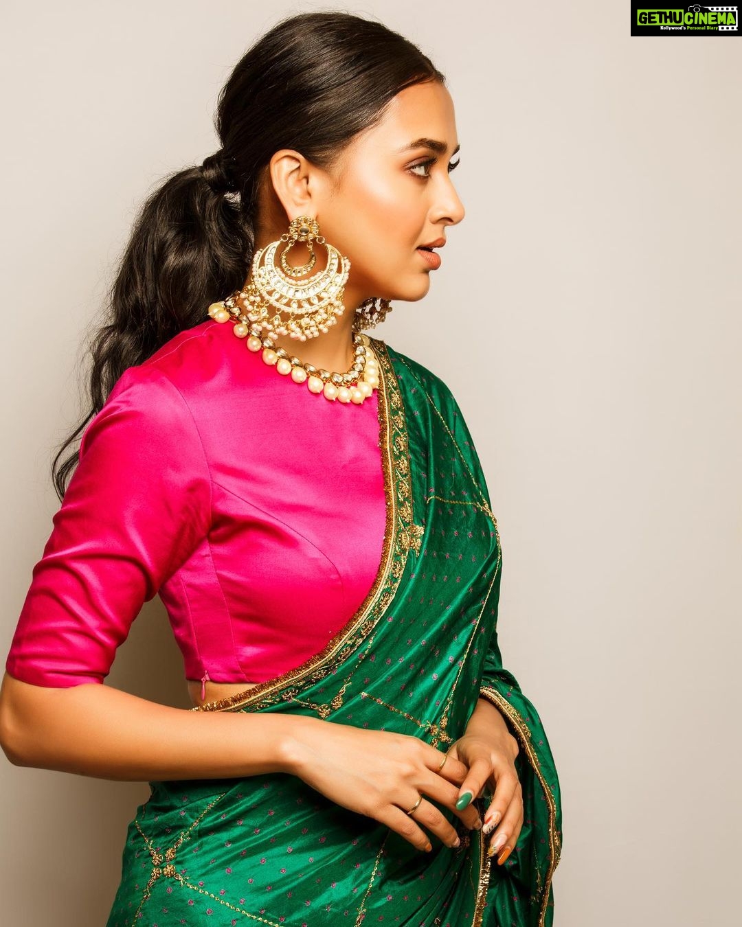 Tejasswi Prakash Instagram - Mainu lageya Allah ne awaaz maari Bulaya mainu, Tu si sajna ❤️ . . . 📸 @iam_kunalverma Styled- @shaleenanathani Saree: @raw_mango Earrings- @aquamarine_jewellery Necklace: @minerali_store Makeup: @sonamvaghani.mua Hair: @hairbysharda